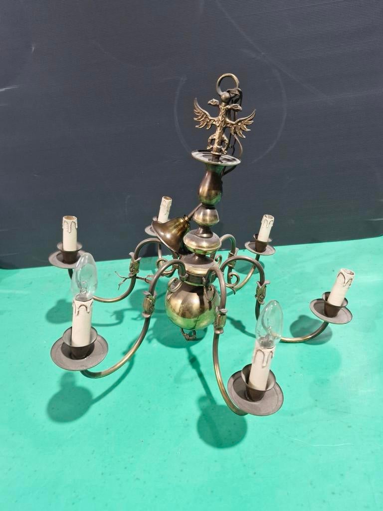 Lustre en cuivre avec aigle bicéphale, Enlèvement