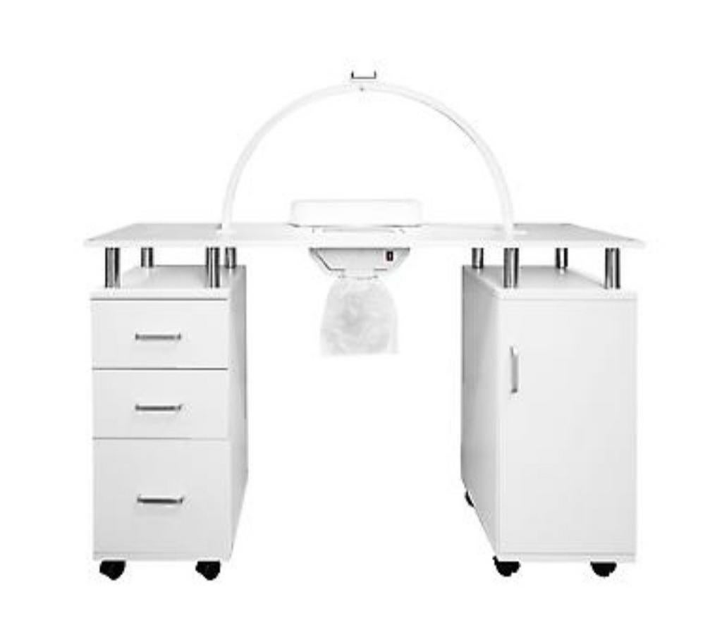 A louer emplacement pour prothésiste ongulaire, Soins des mains