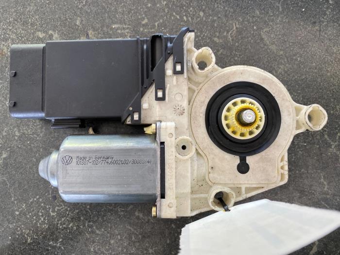 Moteur de vitre portière d'un Volkswagen Golf, Autos : Pièces & Accessoires, Enlèvement ou Envoi, 3 mois de garantie, Utilisé