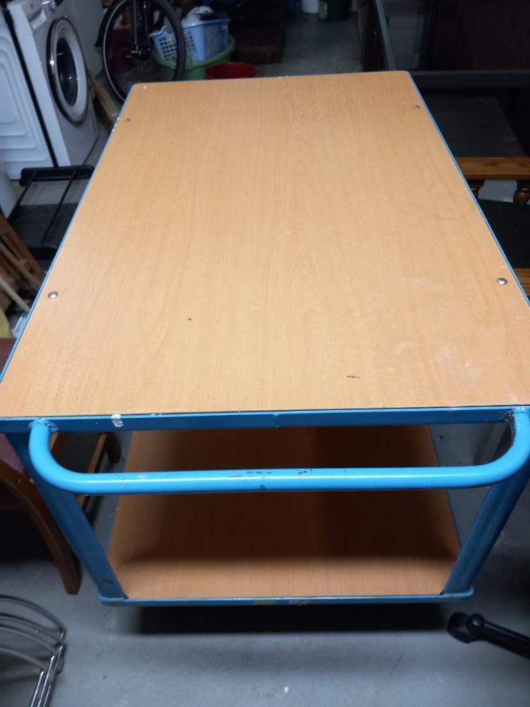 Magazijnkar in goede staat met 2 niveaus en 2 stopcontacten, Ophalen