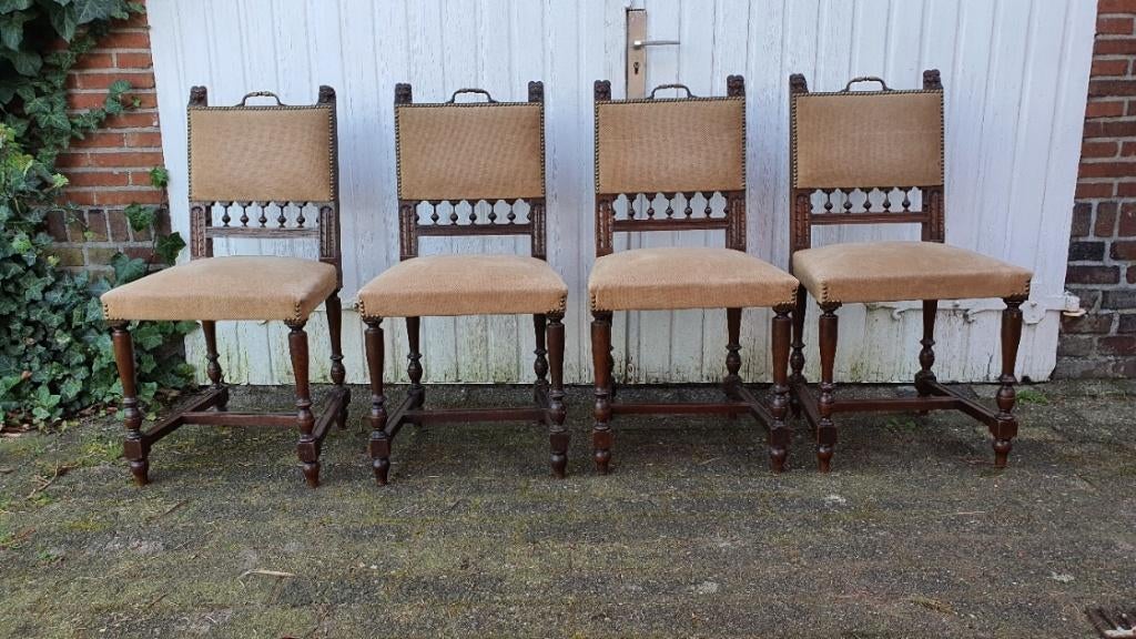 4 Antieke stoelen uit 1810 met Leeuwenkoppen 50 Euro 4 stoel, Ophalen