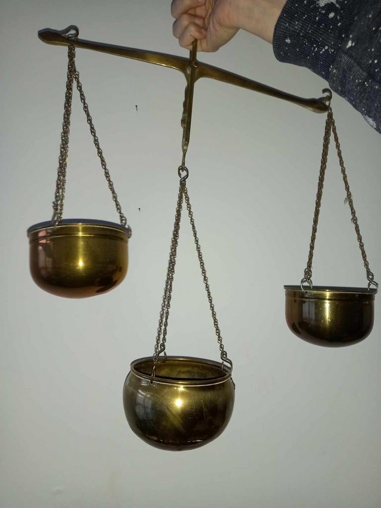 Balances en cuivre antiques, Enlèvement