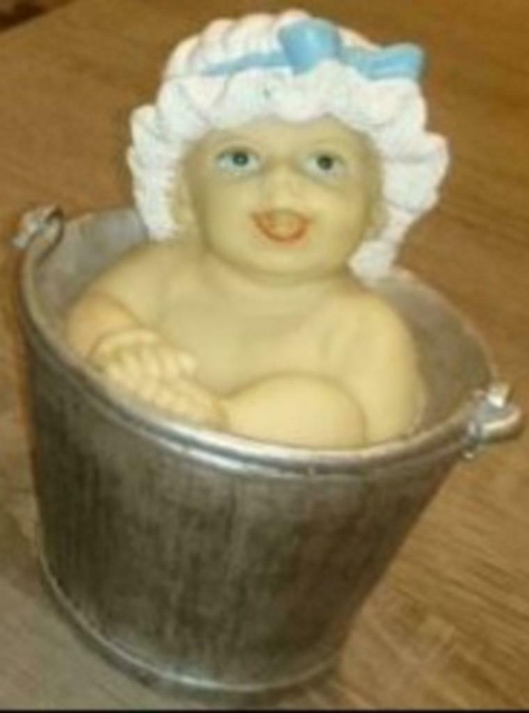 Spaarpot baby met badmuts op in emmer 14 cm, Enlèvement ou Envoi, Comme neuf, Pierre, Poterie ou Céramique, Autres thèmes