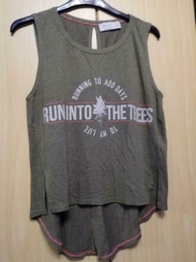 Kaki top Bershka Run into the trees maat XS, Overige kleuren, Zonder mouw, Maat 34 (XS) of kleiner, Gedragen