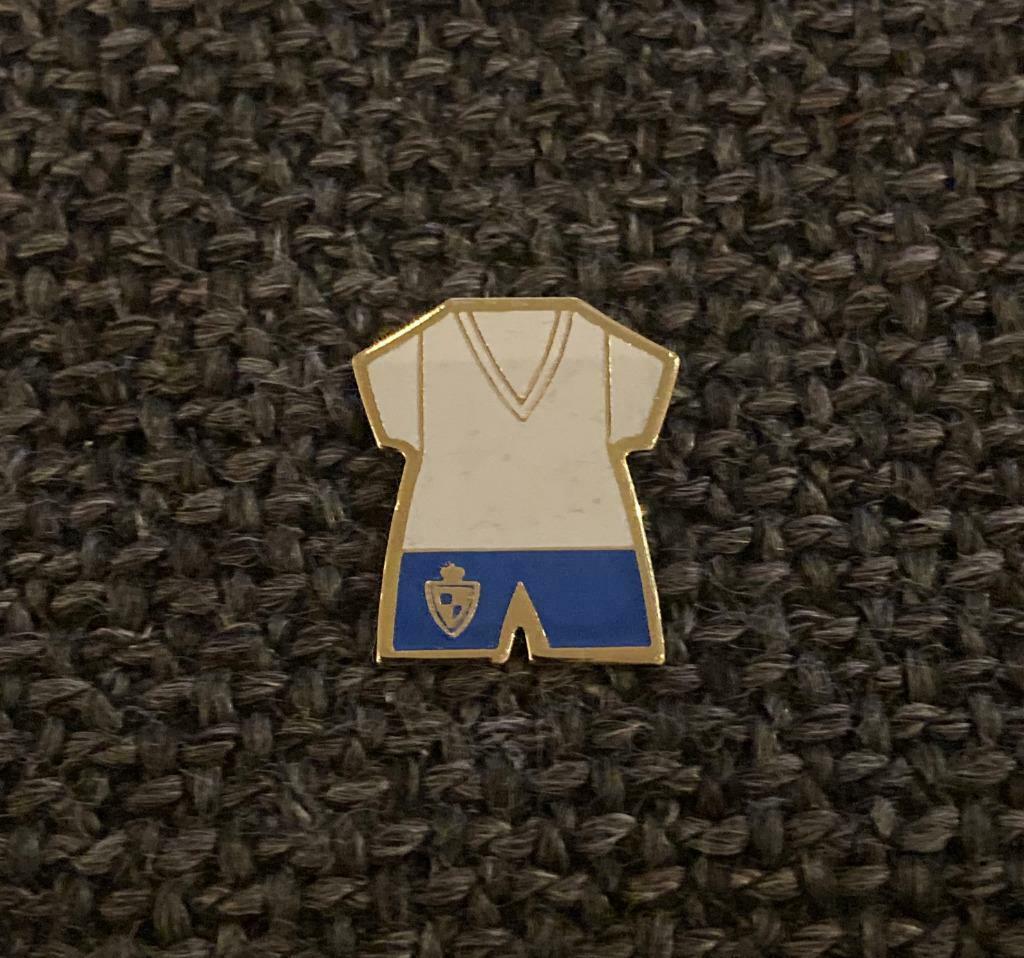 PIN - K. BOOM F.C. - FOOTBALL SHIRT - VOETBAL, Envoi, Utilisé, Sport, Insigne ou Pin's