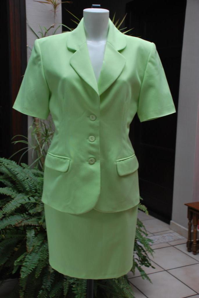 Ensemble 2 pièces Jupe courte et veste vert anis T40, Taille 38/40 (M), Enlèvement ou Envoi, Comme neuf, Vert