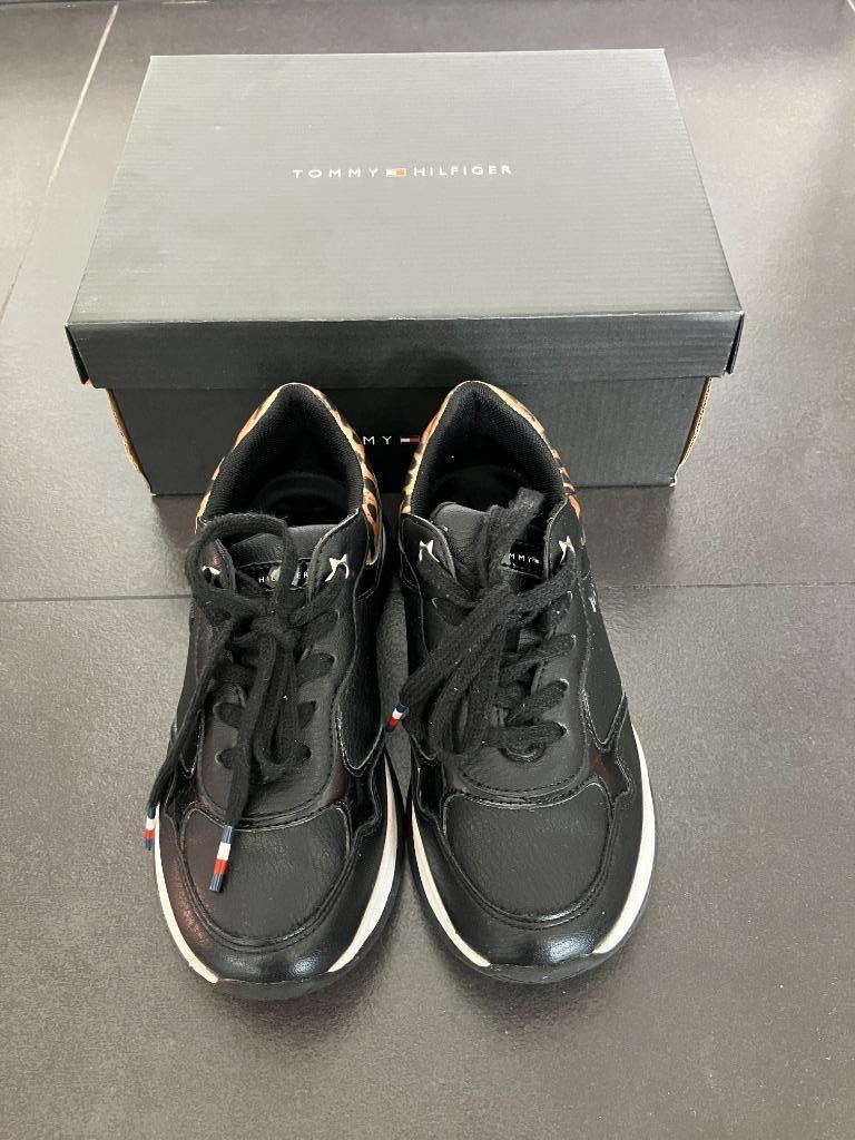 Zwarte sneakers Tommy Hilfiger - maat 33, Enfants & Bébés, Vêtements enfant | Chaussures & Chaussettes, Enlèvement ou Envoi, Comme neuf