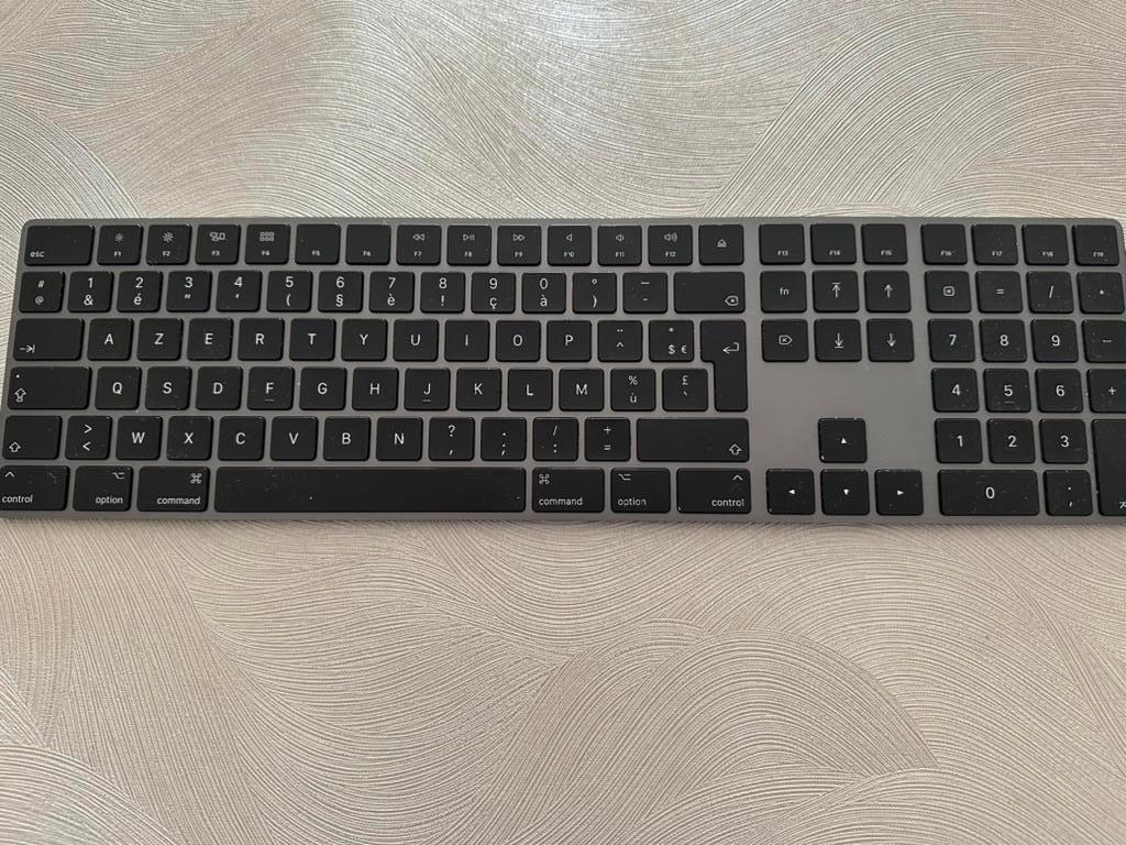 Apple Magic Keyboard met numeriek toetsenblok, Computers en Software, Azerty, Ophalen of Verzenden, Zo goed als nieuw, Draadloos
