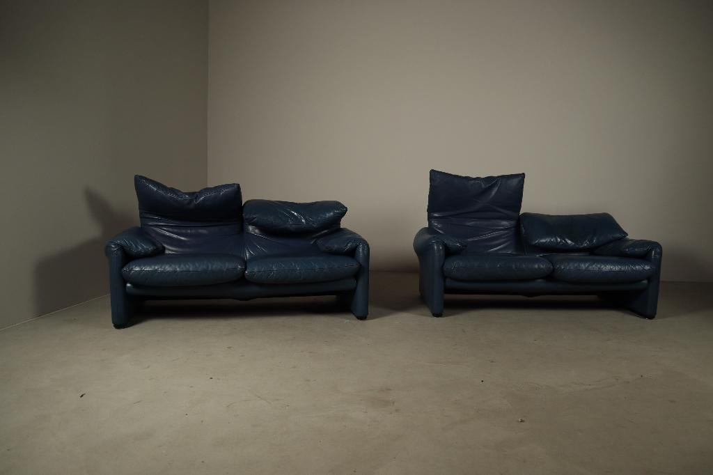 Deux canapés deux places Cassina Maralunga en cuir bleu, Enlèvement