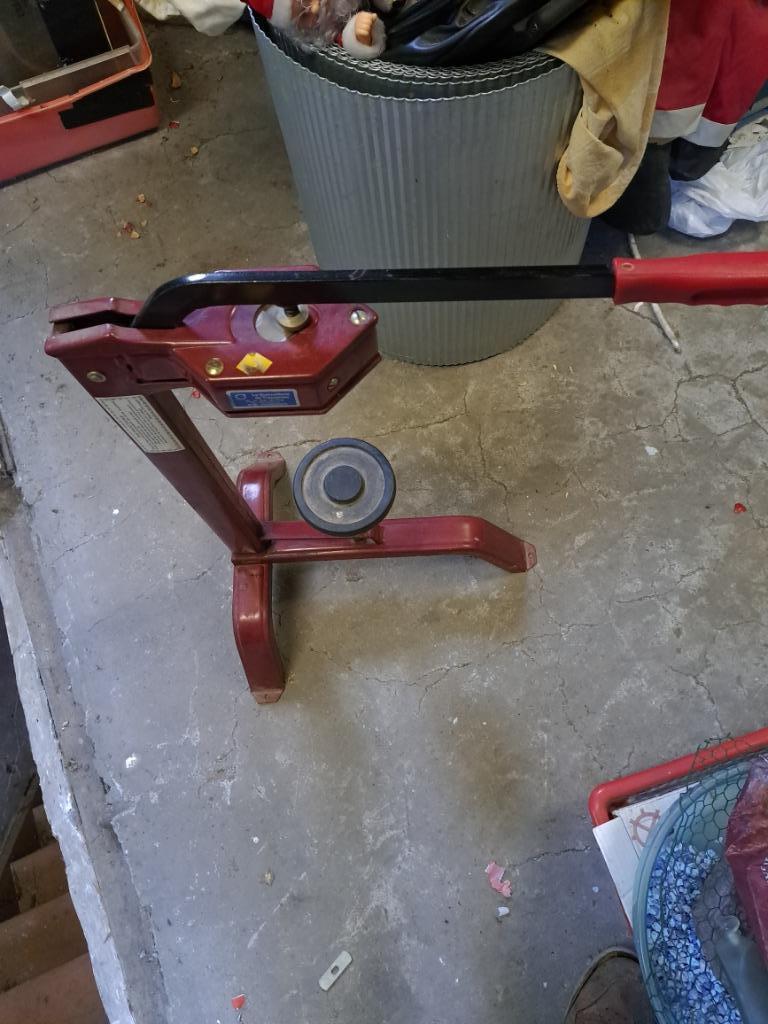 A vendre bouchonneuse, Enlèvement