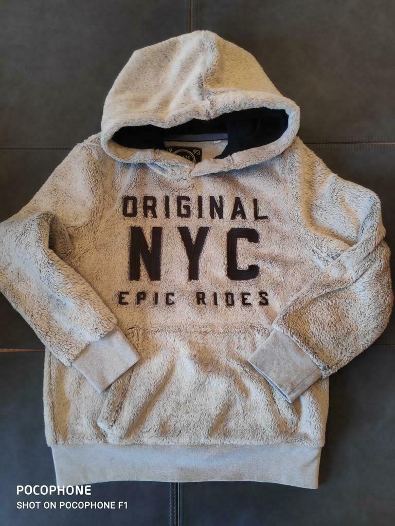 Pull en polaire à capuche taille 134/140, Enfants & Bébés, Enlèvement ou Envoi, Comme neuf, Garçon, Pull ou Veste