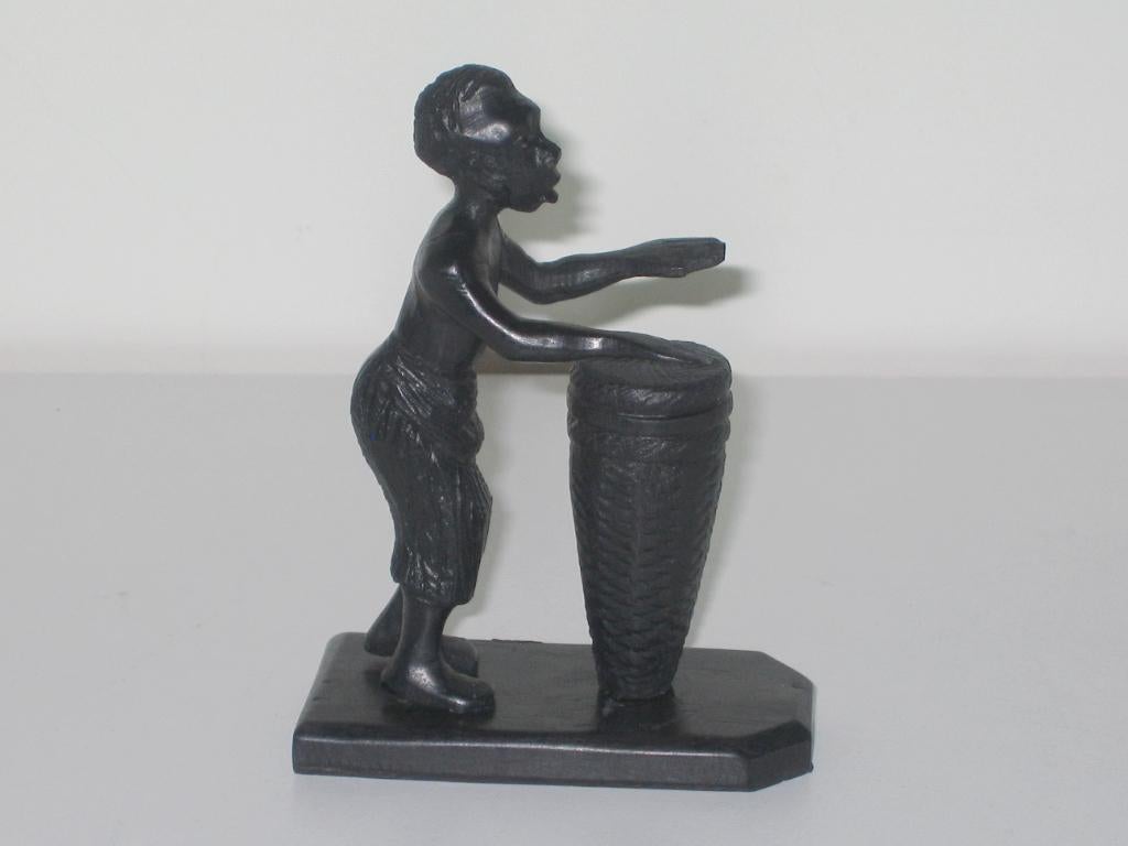 AFRIKAANSE  MAN  MET  TAM-TAM  -  4028, Antiek en Kunst, Ophalen