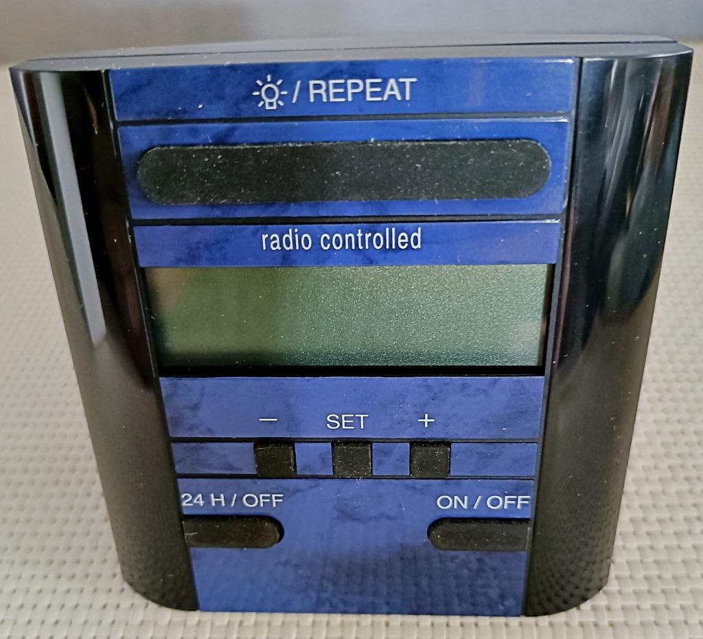 Réveil digital bleu allemand vintage, radio-piloté, NEUF, Neuf, Réveil, Bleu, Enlèvement ou Envoi