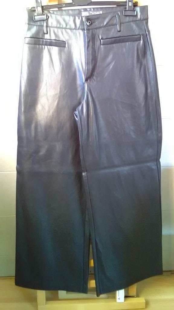M Zara zwarte wijde rechte broek van imitatieleer, Kleding | Dames, Maat 38/40 (M), Ophalen of Verzenden, Zo goed als nieuw, Lang