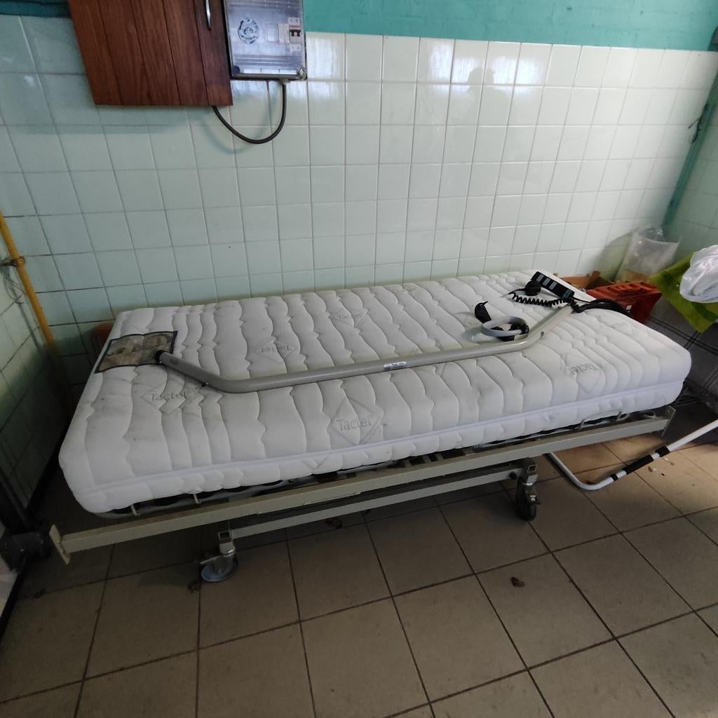 Electrisch ziekenhuisbed, Huis en Inrichting, Slaapkamer | Slaapbanken, Ophalen