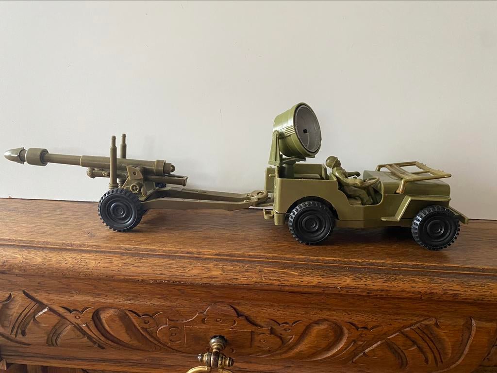 Oud speelgoed uit de jaren 50 Jeep en militair veldgeweer, Ophalen of Verzenden, Gebruikt