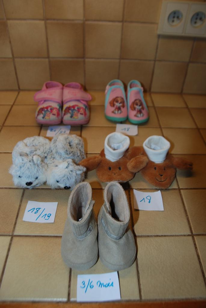 Set pantoffels voor meisjes - Verschillende maten voor €2, Kinderen en Baby's, Slofjes, Ophalen of Verzenden, Zo goed als nieuw