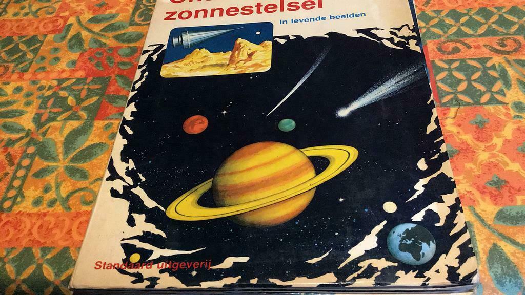 Ons zonnestelsel (+), Boeken, Prentenboeken en Plaatjesalbums, Gelezen, Prentenboek, Ophalen of Verzenden