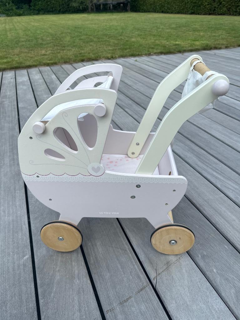 Le Toy van - poppenwagen, Kinderen en Baby's, Speelgoed | Houten speelgoed, Ophalen, Zo goed als nieuw, Rij- of Hobbelspeelgoed