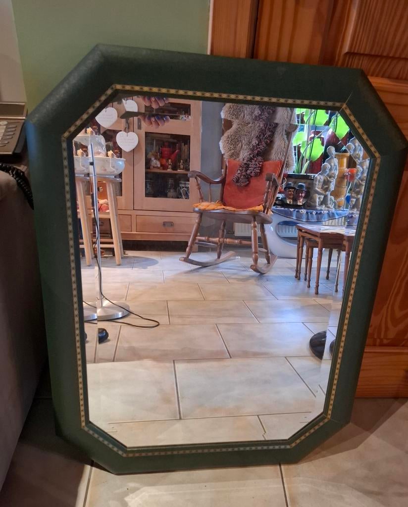 Miroir vintage à bord poli, bois vert H 82 cm L 62, Enlèvement