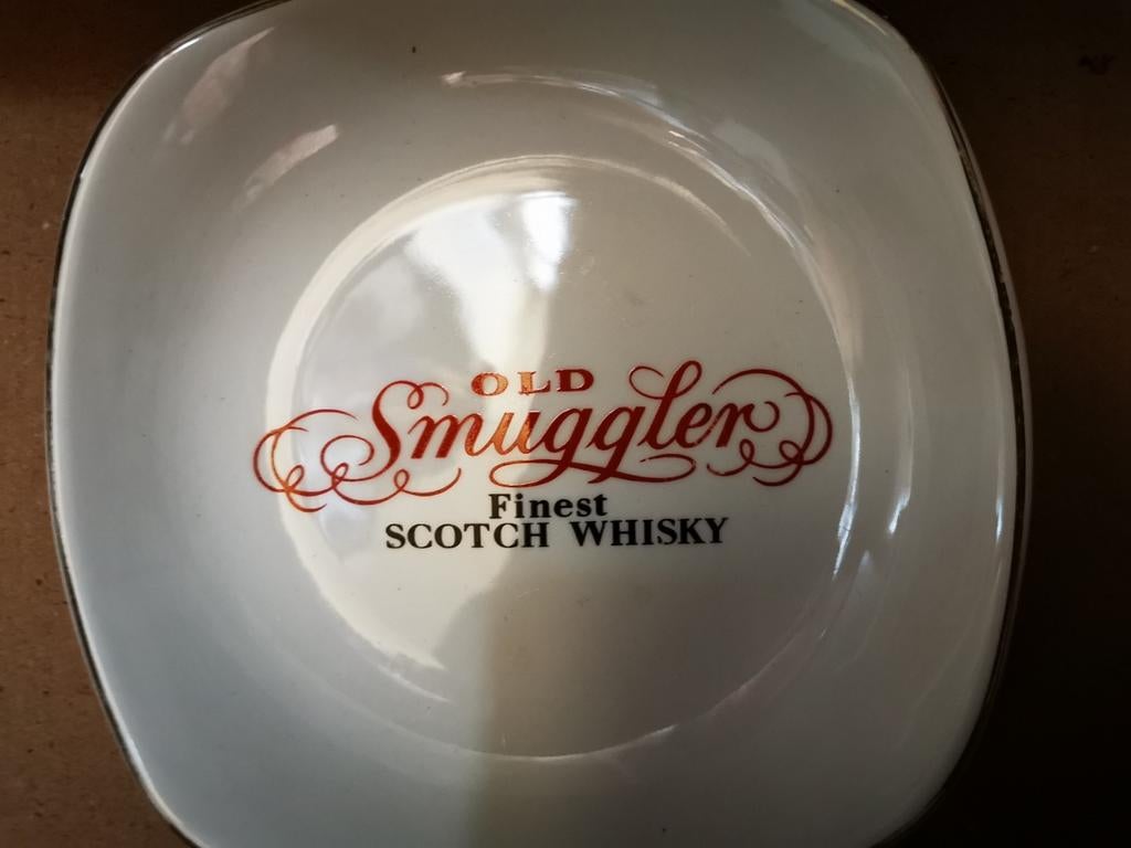 Plat en porcelaine Old Smuggler Finest Scotch Whisky, Collections, Enlèvement ou Envoi, Comme neuf, Panneau, Plaque ou Plaquette publicitaire