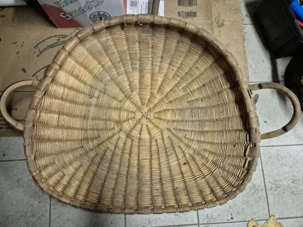 Grote oude platte gevlochten mand, Ophalen, Mand