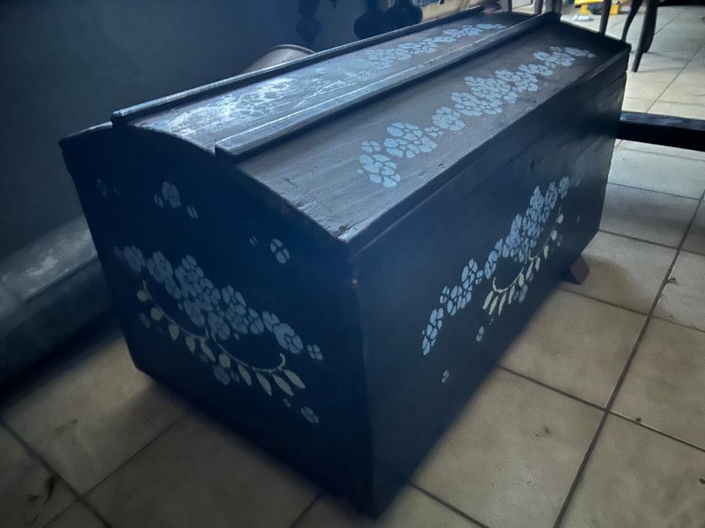 Antieke zwarte houten koffer, beschilderd met bloemmotief, Ophalen, Gebruikt