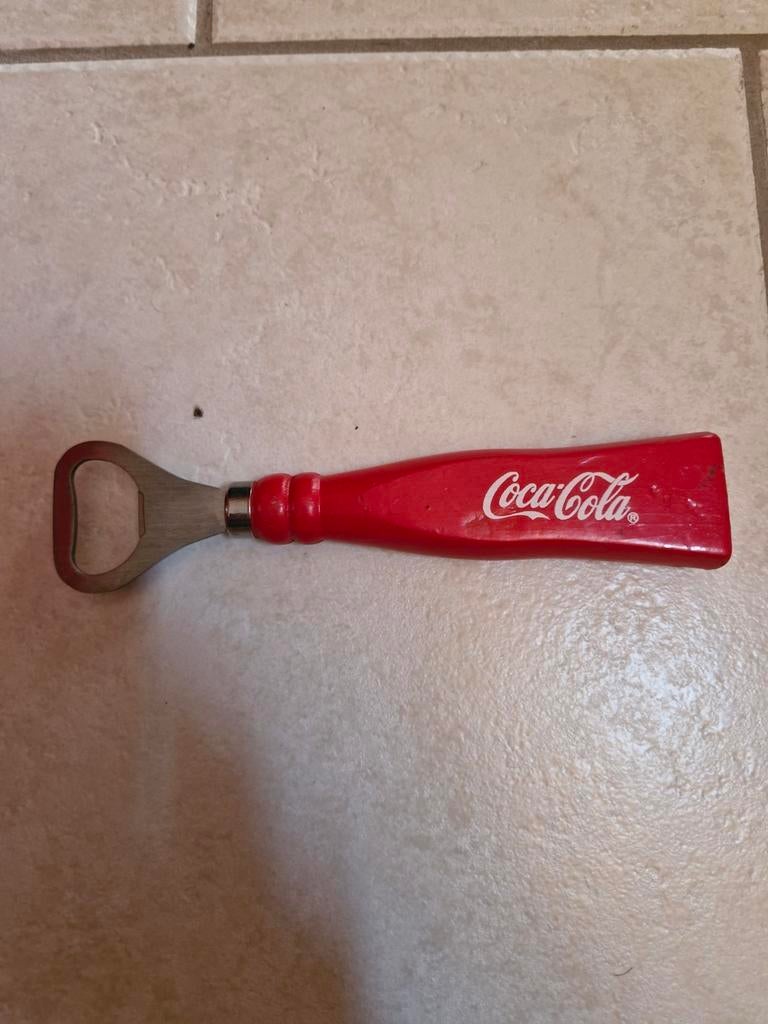 Decapsuleur coca-cola en bois rouge, Enlèvement ou Envoi, Comme neuf, Ouvre-bouteille, Autres marques
