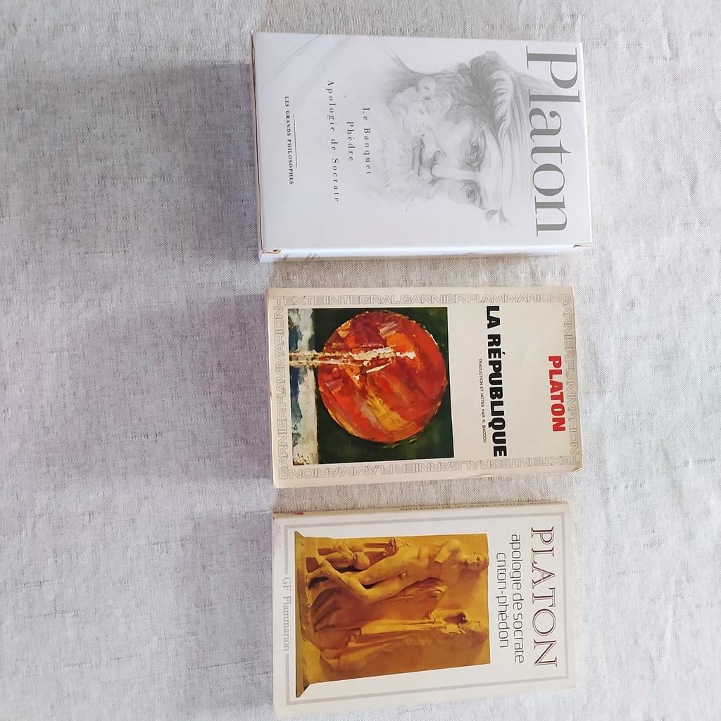 Lot de 2 livres de Platon et un recueil de 3 titres.