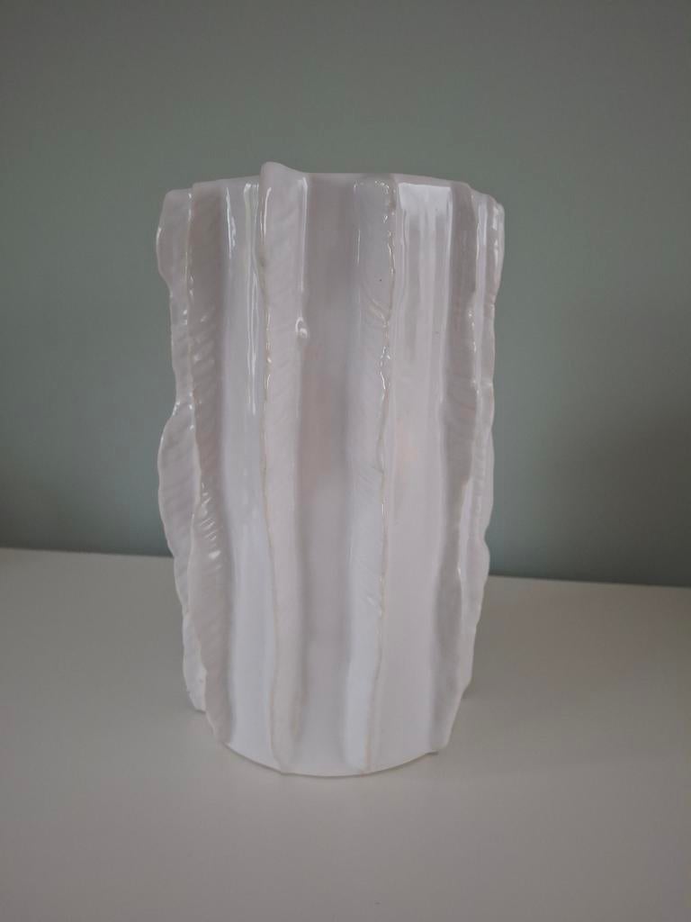 Moderne witte vaas van 23cm hoogte, Huis en Inrichting, Ophalen, Zo goed als nieuw