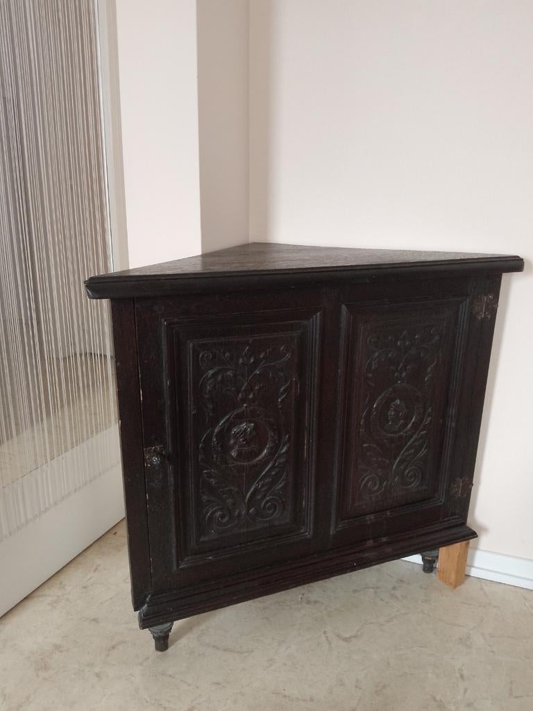 Antieke gebeeldhouwde eikenhouten hoekkast, Huis en Inrichting, Ophalen, Gebruikt, Glas