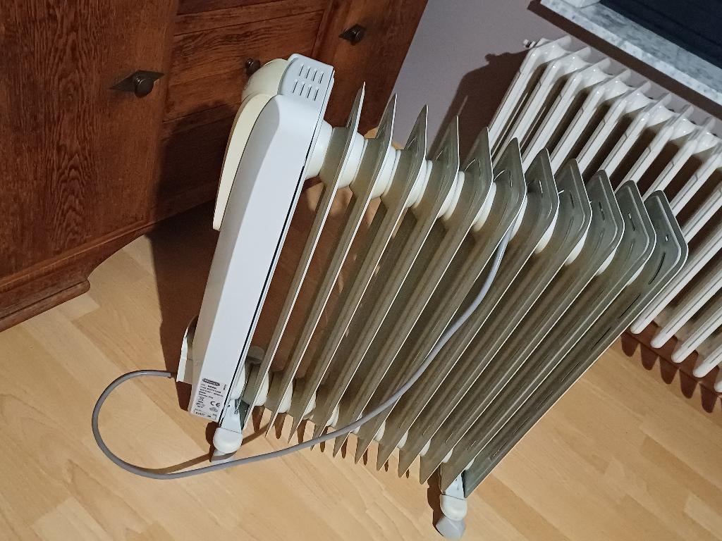Olieradiator Delonghi, Doe-het-zelf en Bouw, Ophalen, 30 tot 80 cm, Gebruikt, Overige typen