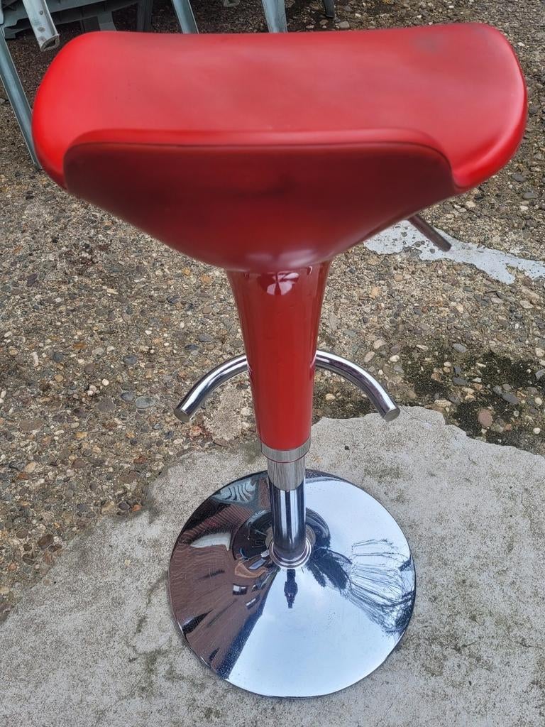 Tabouret rouge, Enlèvement, Comme neuf