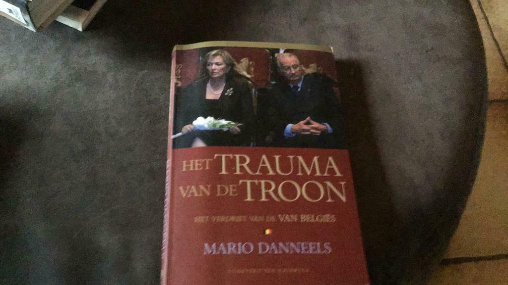 Het trauma van de troon[>], Boeken, Ophalen of Verzenden, Gelezen