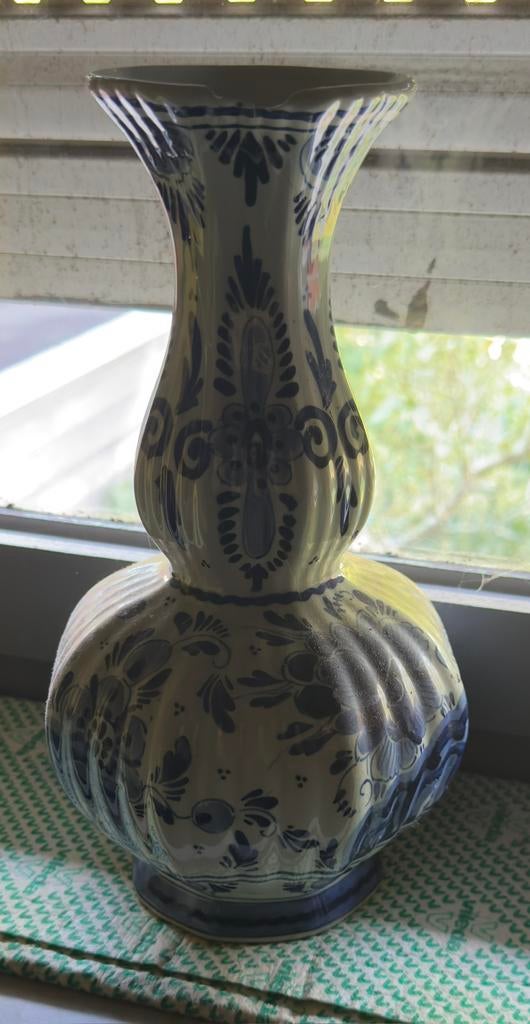 Hand-painted Delft Blue lobed belly ceramic vase, Ophalen