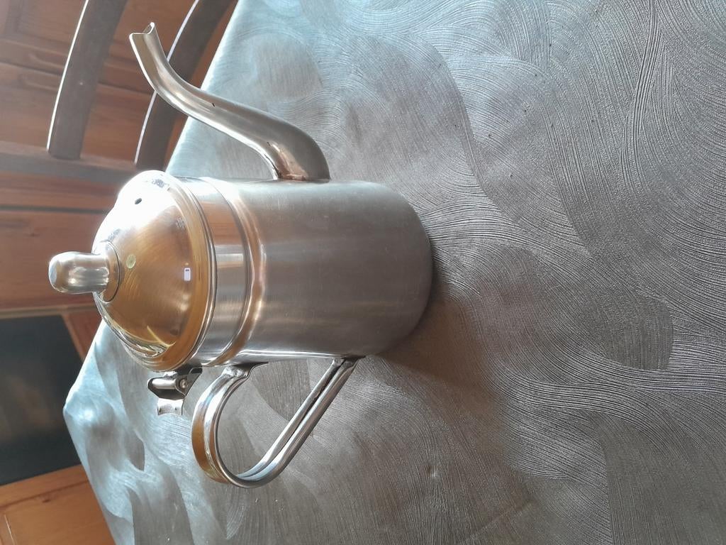 Oude Koffiekan voor het maken van koffie met een koffiezak., Ophalen