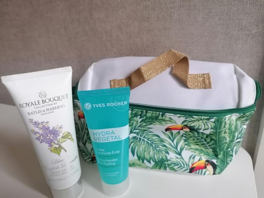 Coffret Crème Corps + Peeling + Trousse de toilette, Enlèvement ou Envoi, Neuf