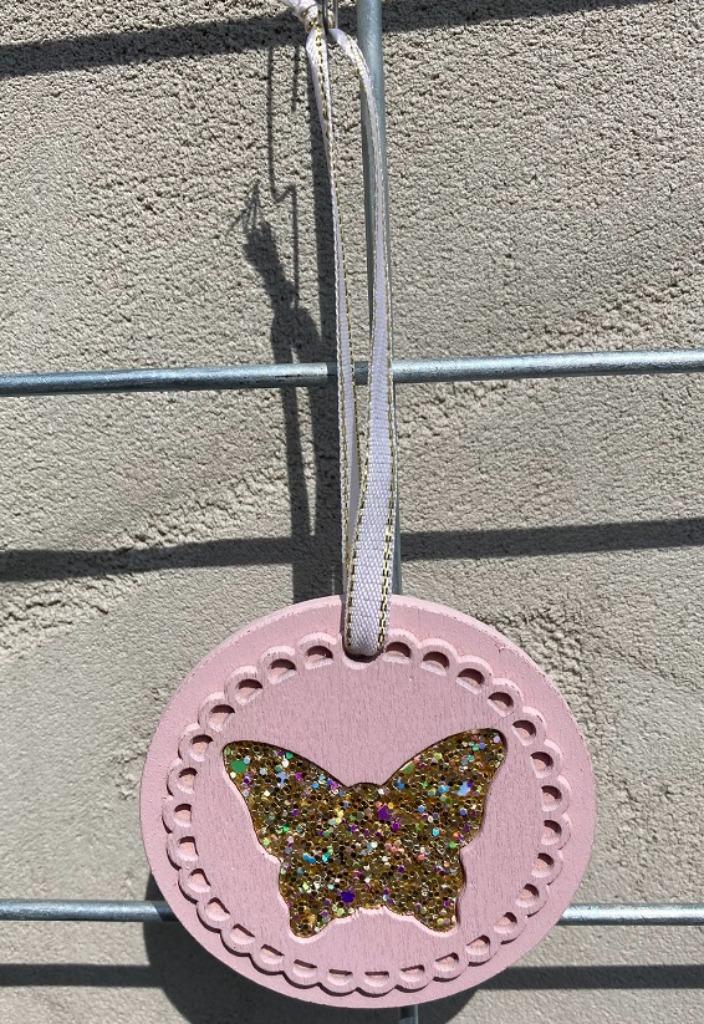 HOUT DECO HANGER NR 54 ROZE VLINDER SCHIJF met glitters NIEU, Ophalen of Verzenden, Nieuw