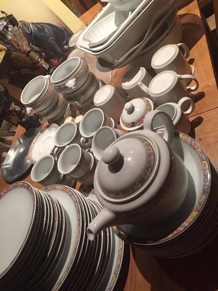 Servies 10-pers, Huis en Inrichting, Keuken | Servies, Ophalen, Zo goed als nieuw, Compleet servies