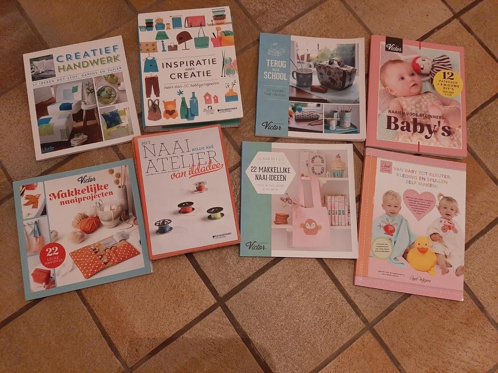 Lot van 11 naaiboeken, Ophalen