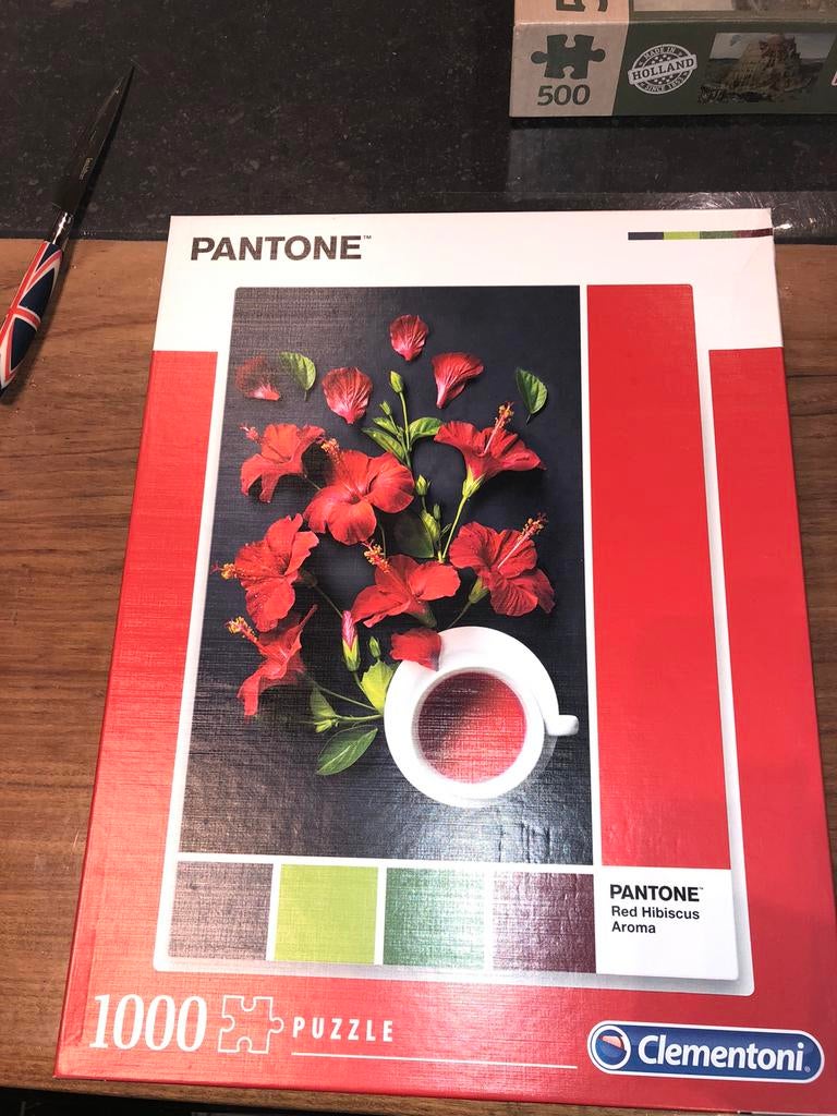 Clementoni puzzle pantone Red Hibiscus Aroma, Enlèvement ou Envoi, 500 à 1500 pièces, Neuf, Puzzle