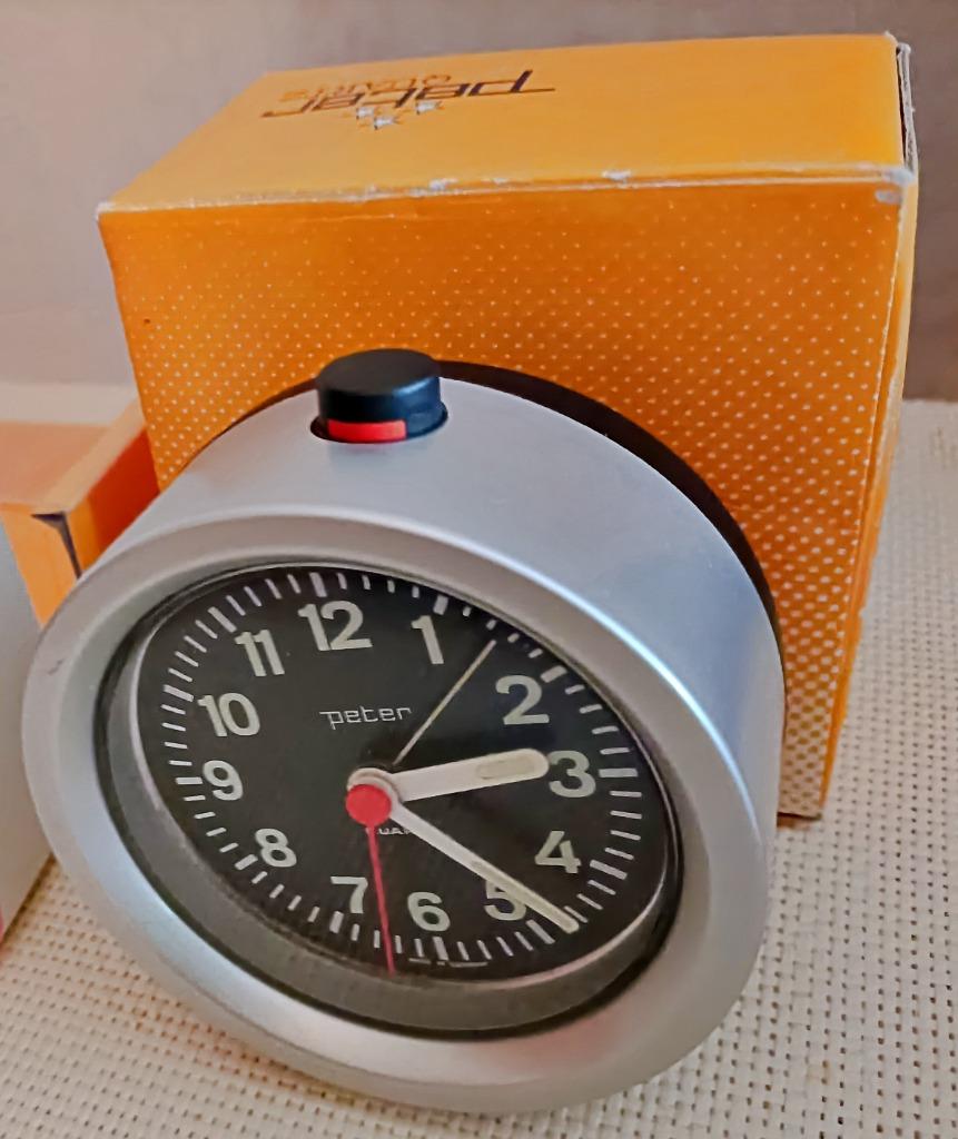 Réveil PETER à quartz, rond, gris métallisé et noir, neuf, Enlèvement ou Envoi, Neuf, Analogique, Réveil ou Horloge