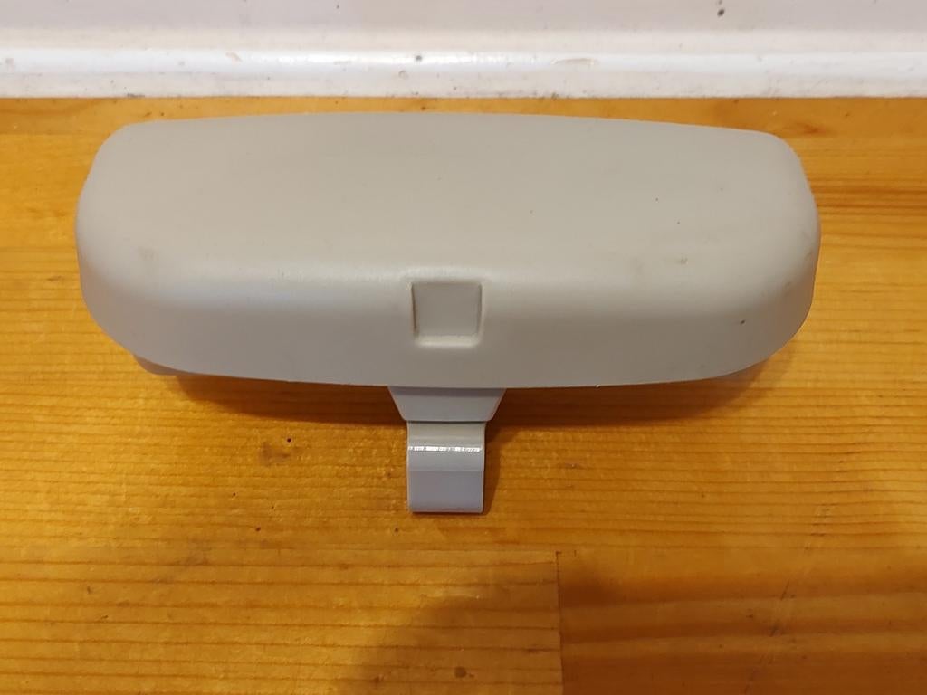 Brillendoos voor aan de zonneklep van auto, Handtassen en Accessoires, Zonnebrillen en Brillen | Dames, Ophalen, Gebruikt, Beige