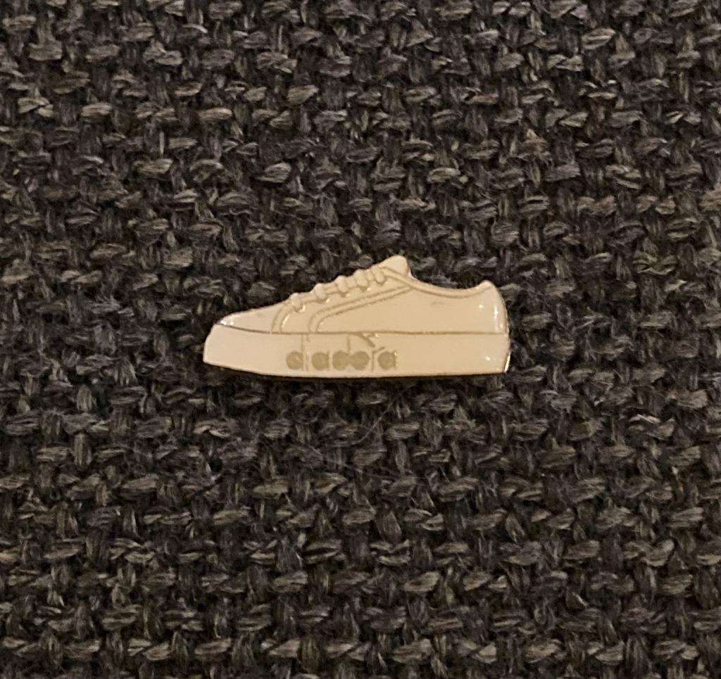 PIN - DIADORA - SNEAKERS, Verzamelen, Verzenden, Gebruikt, Merk, Speldje of Pin