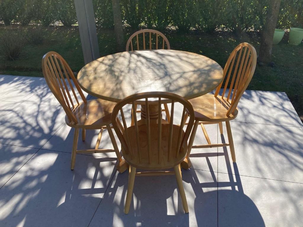 Table ronde en pin Vintage + 4 chaises à barreaux Windsor, 100 à 150 cm, Quatre personnes, Rond, 100 à 150 cm