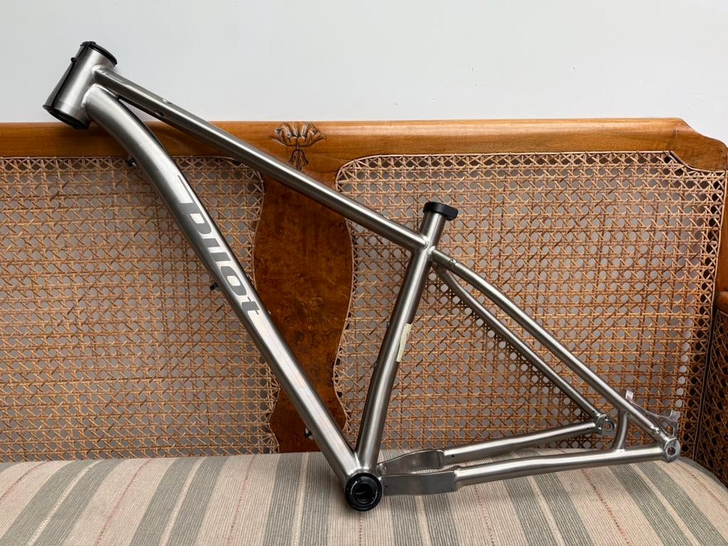 Pilot Cycles Locum MTB Titanium Hardtail Mountainbike, Vélos & Vélomoteurs, Vélos | VTT & Mountainbikes, Comme neuf, Hommes, Enlèvement ou Envoi