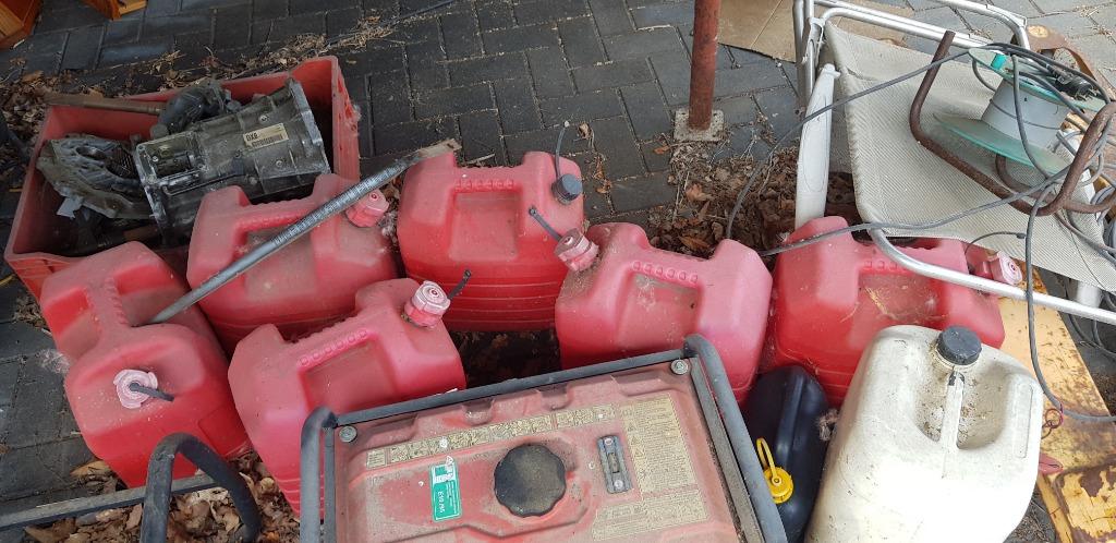 Bidons, benzine kruiken, Enlèvement