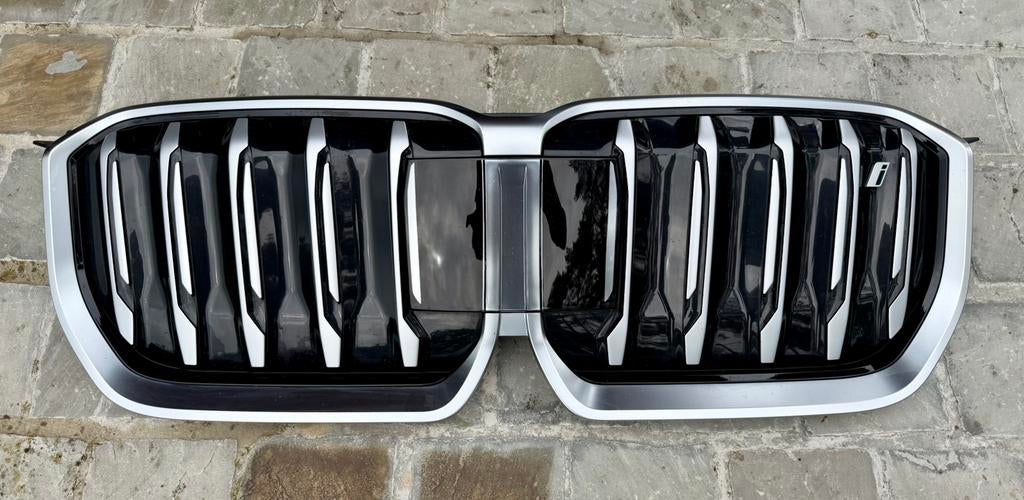 BMW IX1 U11 GRILL VOORBUMPER ORIGINEEL, Gebruikt, Voor, Ophalen of Verzenden, Bumper