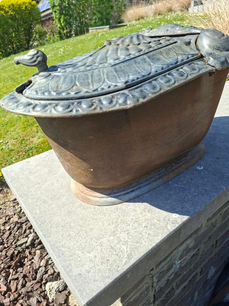 Oude gietijzeren kolenbak, Ophalen