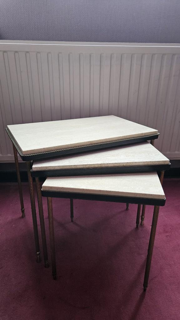 Trois tables d'appoint en marbre, Enlèvement